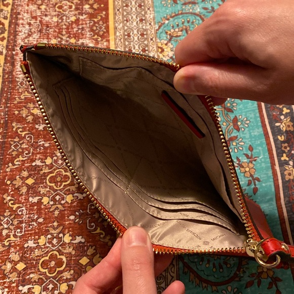 🆕 NWOT Michael Kors Red Pebbled Leather Clutch - Picture 4 of 5